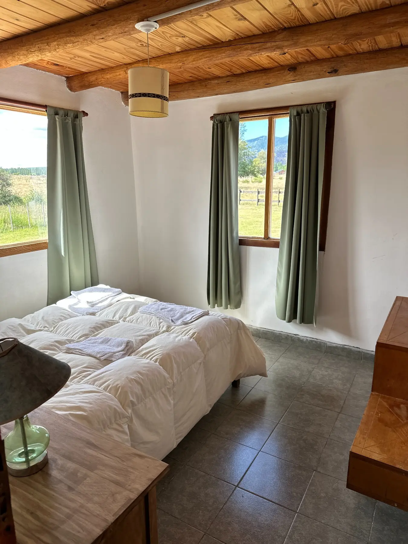 Dormitorio luminoso de Refugio Cordillerano con vista al parque