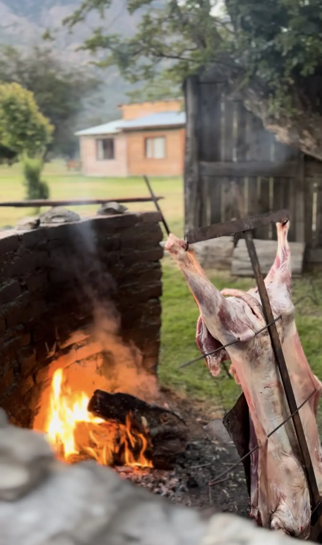 Fuego encendido junto al asador exterior de La Alcira