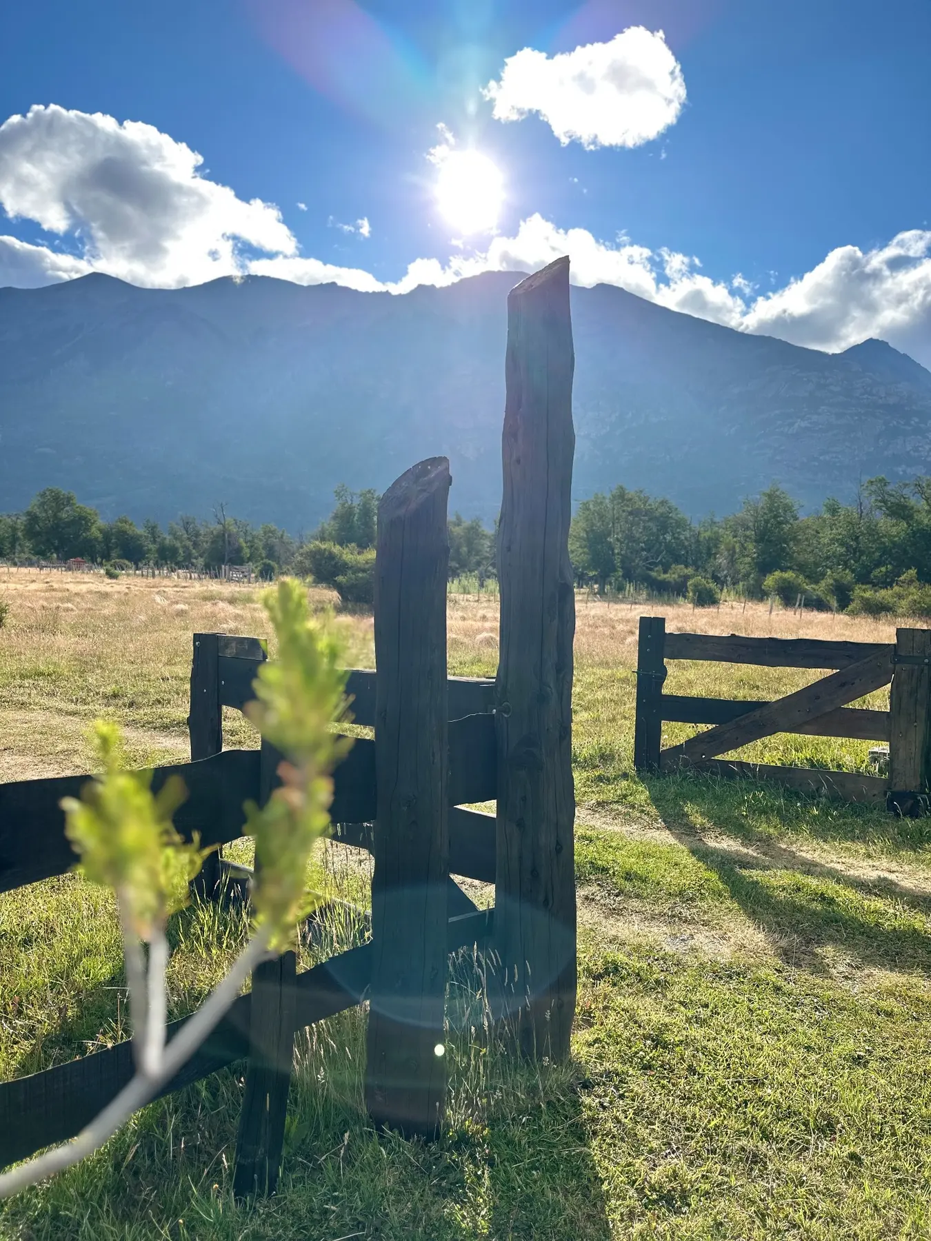 Entrada rural de La Alcira con la cordillera al fondo