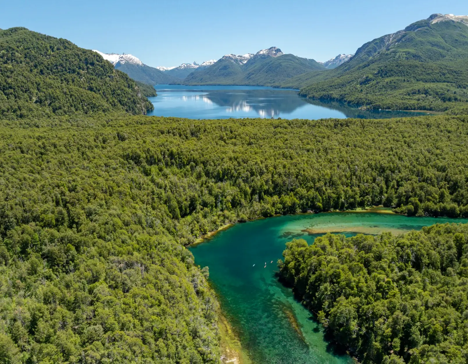Vista aérea de lagos y bosque en el Parque Nacional Los Alerces