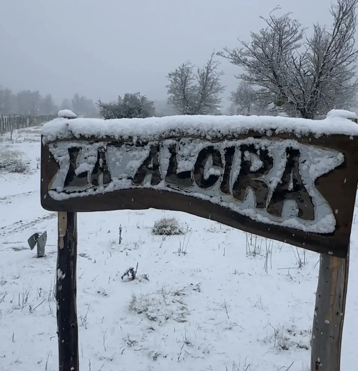 Cartel de La Alcira cubierto por la nieve