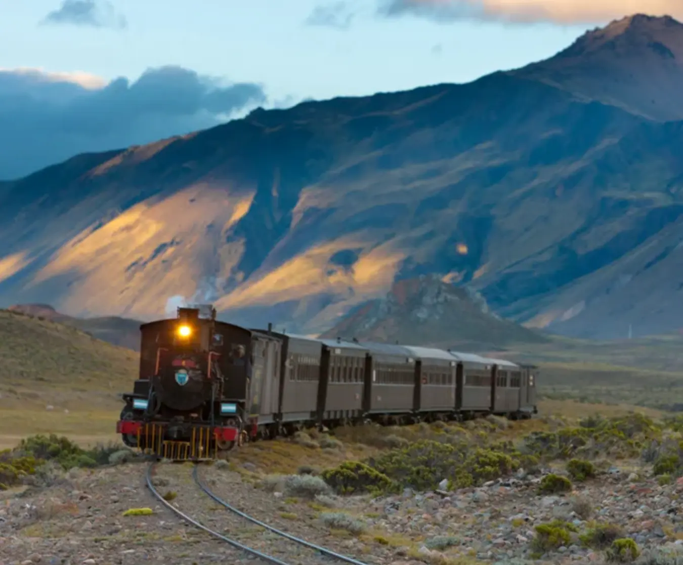 La Trochita avanzando entre las montañas patagónicas