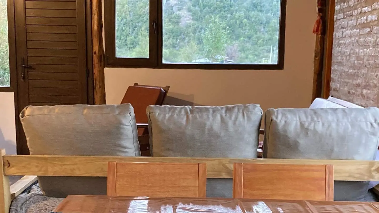 Living y comedor de Nido Patagónico con vista al parque