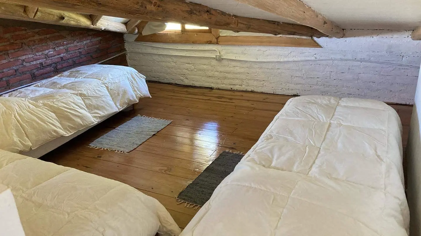 Dormitorio del altillo con camas individuales
