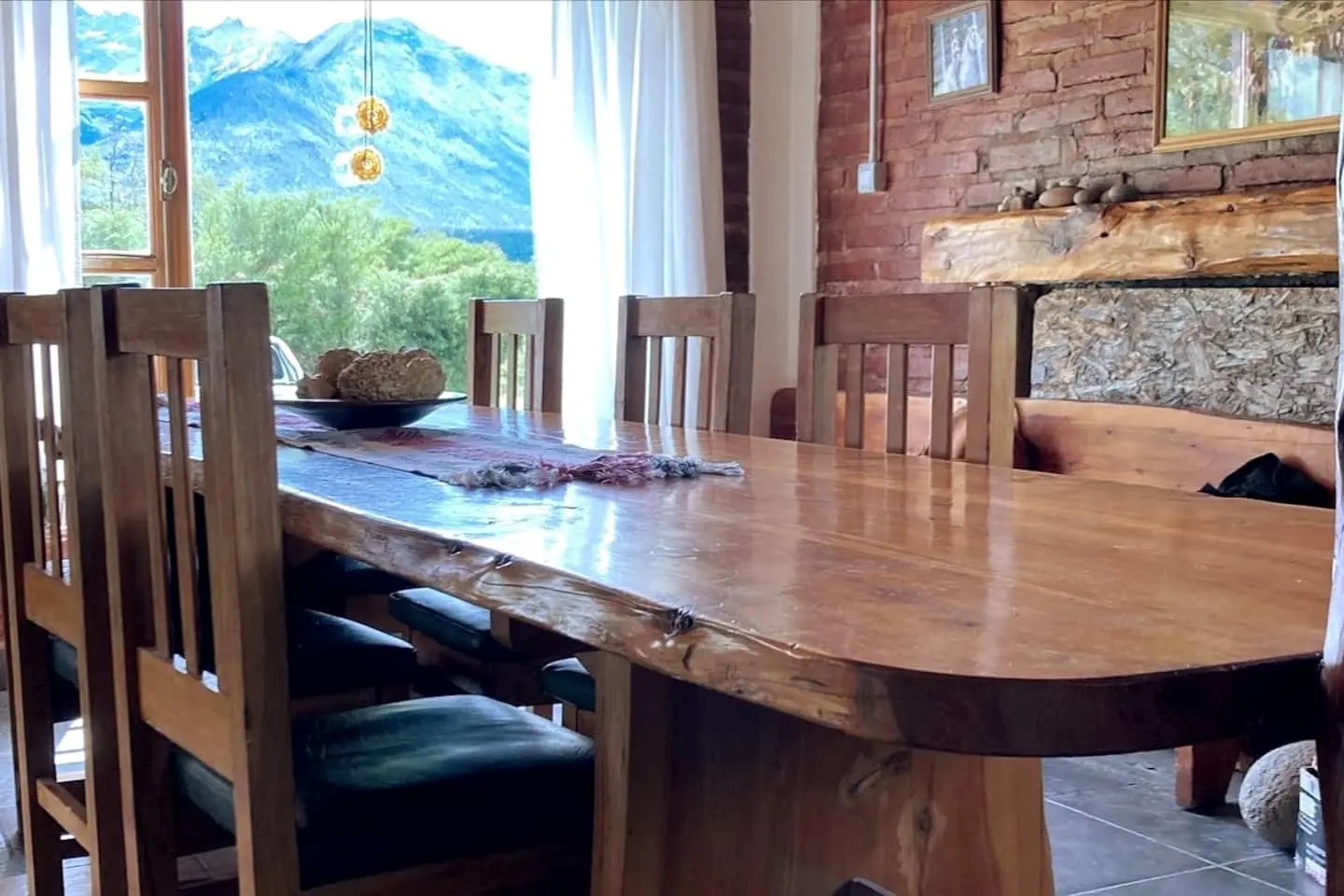 Gran mesa de madera del comedor con vista a la montaña