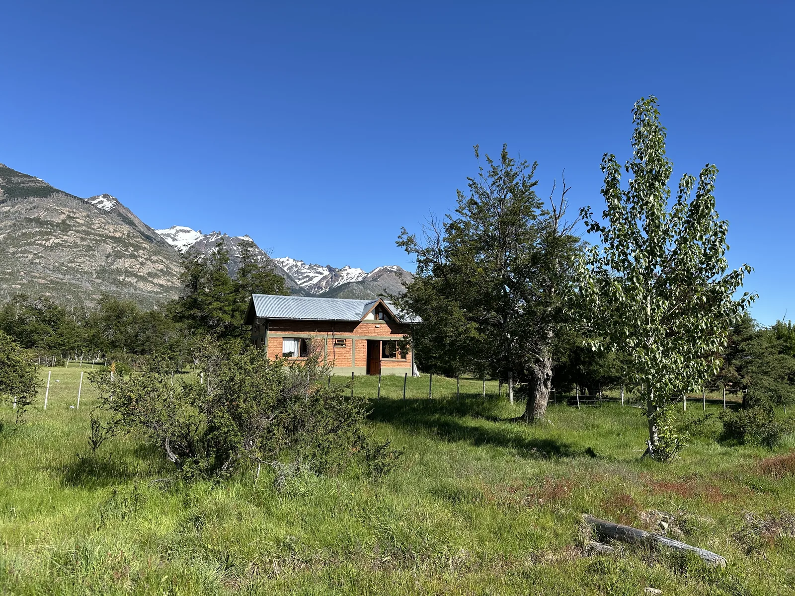 Exterior de Refugio Cordillerano frente a la montaña