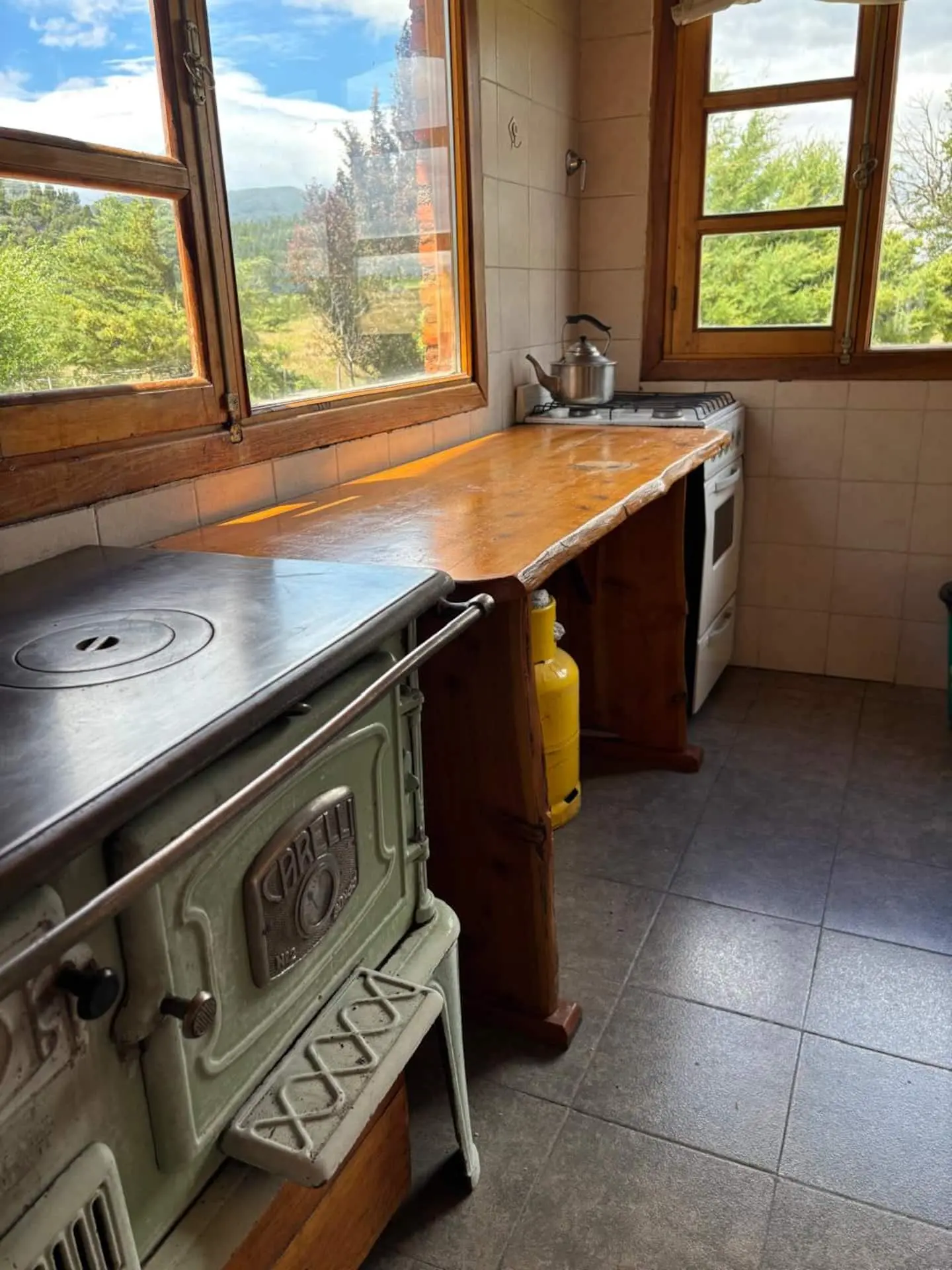 Cocina a leña y mesada de Refugio Cordillerano